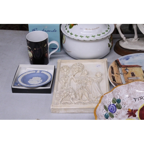 1125 - A MIXED LOT TO INCLUDE A BOXED WEDGWOOD TRINKET PLATE WITH STAND, A ONYX ASHTRAY TOGETHER WITH  