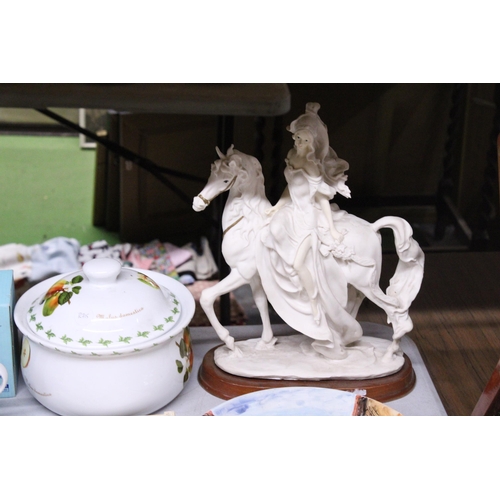 1125 - A MIXED LOT TO INCLUDE A BOXED WEDGWOOD TRINKET PLATE WITH STAND, A ONYX ASHTRAY TOGETHER WITH  