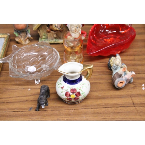 1174 - A MIXED LOT TO INCLUDE GLASSWARE, AN OWL MONEY BOX, BOSSUNS CHIPMONK WALL HANGING, TEAPOT, TOBY JUG,... 