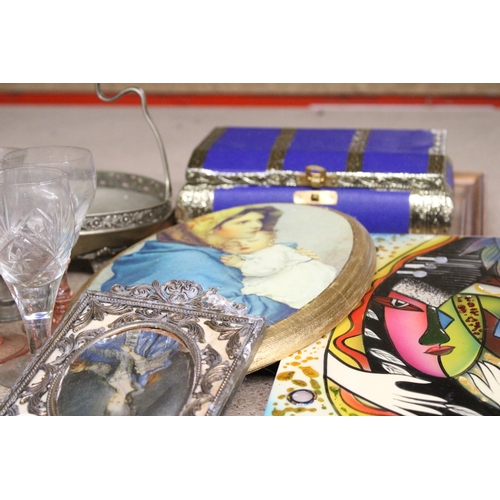 1193 - A MIXED LOT TO INCLUDE SMALL ANNIVERSARY CLOCKS, BABYCHAM GLASSES, WALL PLAQUES, BRASSWARE, A CAT MU... 