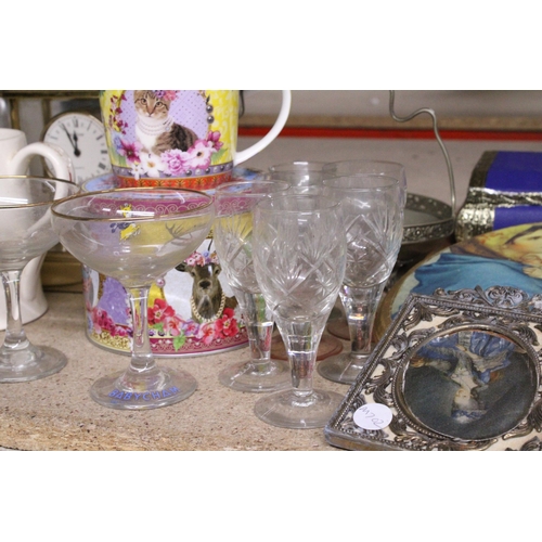 1193 - A MIXED LOT TO INCLUDE SMALL ANNIVERSARY CLOCKS, BABYCHAM GLASSES, WALL PLAQUES, BRASSWARE, A CAT MU... 