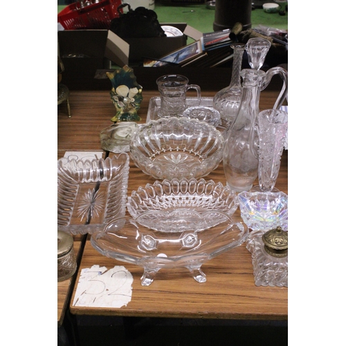 1203 - A QUANTITY OF GLASSWARE TO INCLUDE AN INKWELL, DECANTER, VASES, BOWLS, ETC