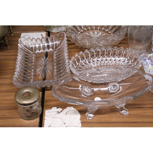 1203 - A QUANTITY OF GLASSWARE TO INCLUDE AN INKWELL, DECANTER, VASES, BOWLS, ETC