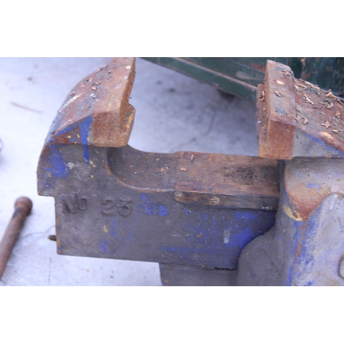 1636 - A VINTAGE HEAVY DUTY RECORD NO.23 BENCH VICE