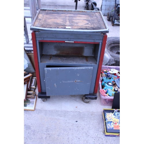 1910 - A FOUR WHEELED METAL WORKSHOP TROLLEY WITH LOWER SHELF AND CUPBOARD