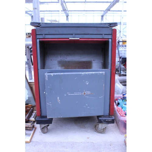 1910 - A FOUR WHEELED METAL WORKSHOP TROLLEY WITH LOWER SHELF AND CUPBOARD