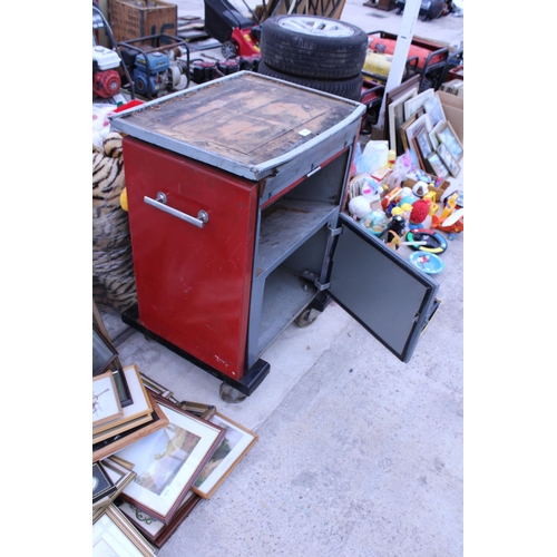 1910 - A FOUR WHEELED METAL WORKSHOP TROLLEY WITH LOWER SHELF AND CUPBOARD