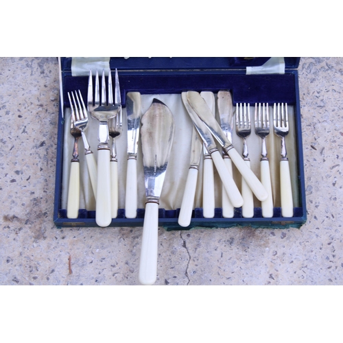 2262 - A CASED SET OF ELKINGTON EPNS FISH CUTLERY