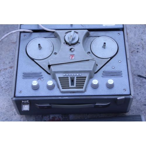 2480 - A RETRO PORTABLE PHILIPS TAPE TO TAPE PLAYER