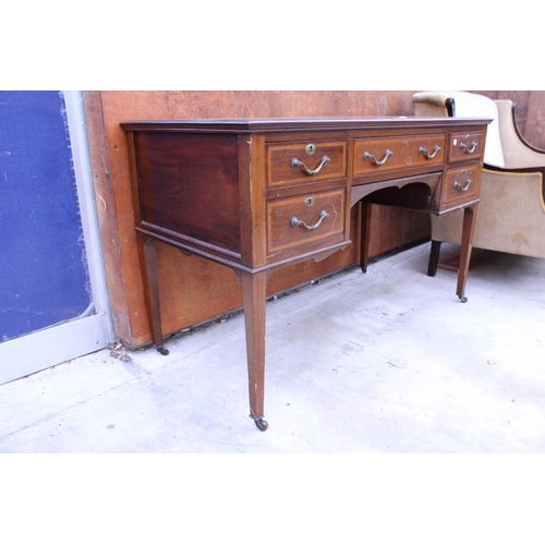 2528 - AN EDWARDIAN MAHOGANY INLAID KNEE-HOLE DRESSING TABLE ENCLOSING FIVE DRAWERS, 48