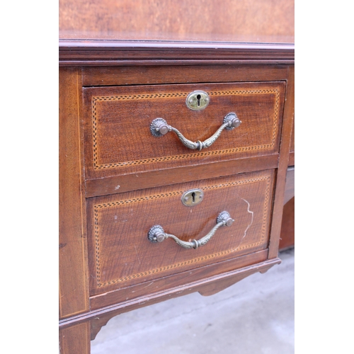 2528 - AN EDWARDIAN MAHOGANY INLAID KNEE-HOLE DRESSING TABLE ENCLOSING FIVE DRAWERS, 48