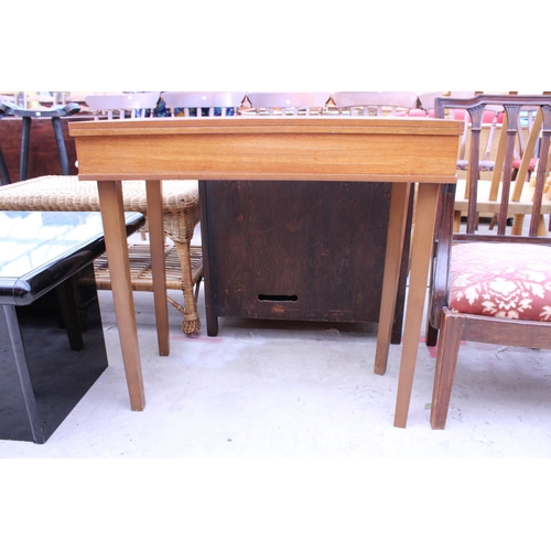 2545 - A RETRO TEAK FOLD OVER GAMES TABLE WITH GREEN BAIZE PLAYING AREA