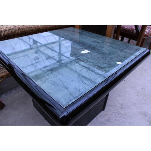 2546 - A GLOSS BLACK LAMP TABLE, 23