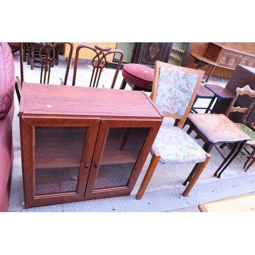 2600 - A NEST OF THREE TABLES, SINGLE TEAK DINING CHAIR AND TWO DOOR GLAZED BOOKCASE