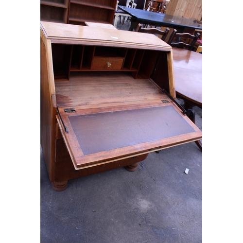 2781 - A MID 20TH CENTURY OAK BUREAU, 30