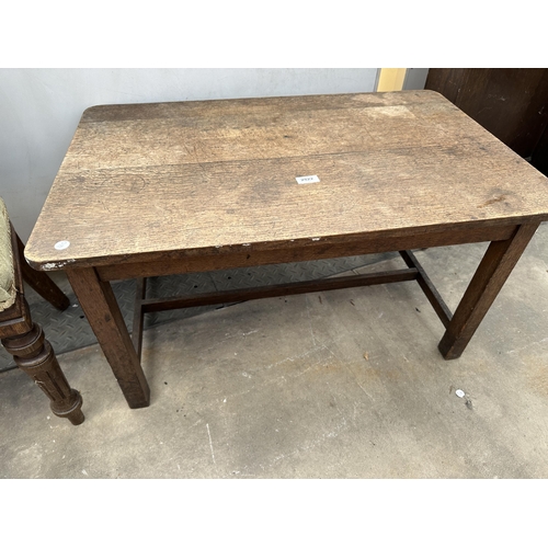 2822 - AN EARLY 20TH CENTURY OAK COFFEE TABLE AND VICTORIAN OAK DINING CHAIR