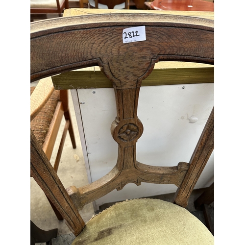 2822 - AN EARLY 20TH CENTURY OAK COFFEE TABLE AND VICTORIAN OAK DINING CHAIR