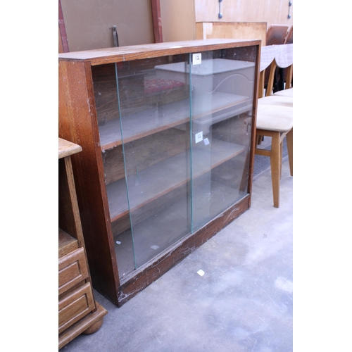 2827 - A MID 20TH CENTURY OAK BOOKCASE WITH GLASS SLIDING DOORS AND AN OAK BEDSIDE TABLE