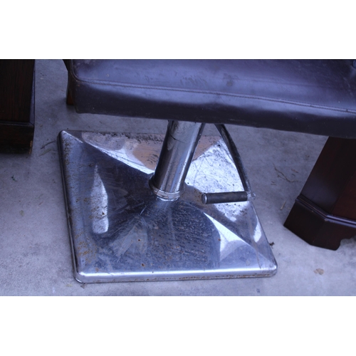 2957 - A BROWN FAUX LEATHER PUMP ACTION SALON CHAIR ON CHROME BASE