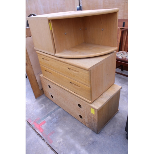 3028 - AN ASSORTMENT OF OAK EFFECT FURNITURE TO INCLUDE A CHEST OF DRAWERS AND A SHELVING UNIT ETC