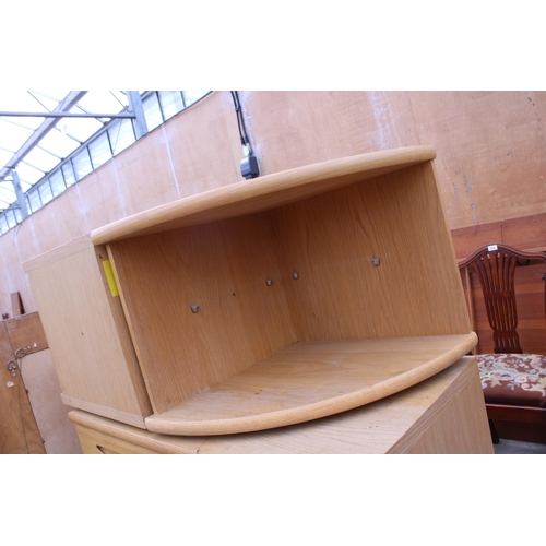 3028 - AN ASSORTMENT OF OAK EFFECT FURNITURE TO INCLUDE A CHEST OF DRAWERS AND A SHELVING UNIT ETC