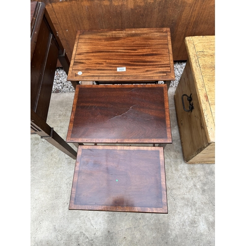 2522 - A NEST OF THREE MAHOGANY AND CROSSBANDED TABLES BEARING GILLOWS OF LANCASTER LABEL