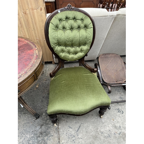 2570 - A VICTORIAN MAHOGANY BUTTONED OVAL BACK NURSING CHAIR ON TURNED FRONT LEGS