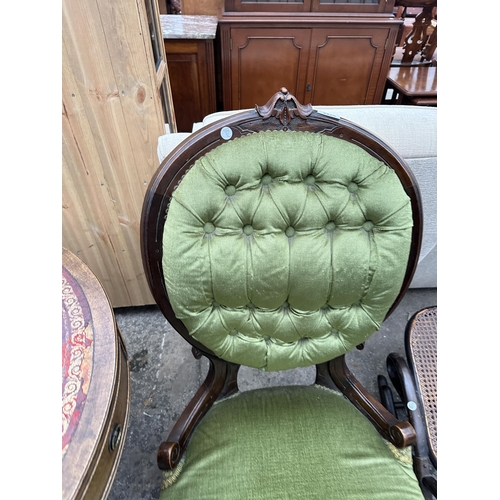 2570 - A VICTORIAN MAHOGANY BUTTONED OVAL BACK NURSING CHAIR ON TURNED FRONT LEGS