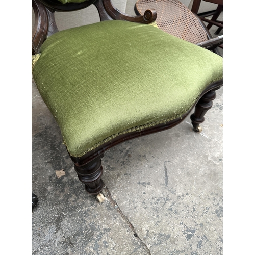 2570 - A VICTORIAN MAHOGANY BUTTONED OVAL BACK NURSING CHAIR ON TURNED FRONT LEGS