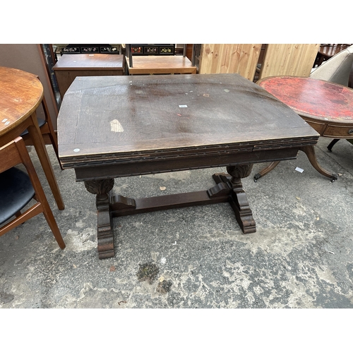 2572 - AN EARLY 20TH CENTURY OAK DRAW-LEAF DINING TABLE ON TWIN-PEDESTAL BULBOUS BASE, 40