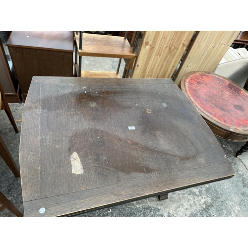 2572 - AN EARLY 20TH CENTURY OAK DRAW-LEAF DINING TABLE ON TWIN-PEDESTAL BULBOUS BASE, 40