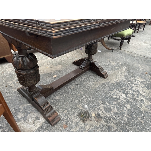 2572 - AN EARLY 20TH CENTURY OAK DRAW-LEAF DINING TABLE ON TWIN-PEDESTAL BULBOUS BASE, 40