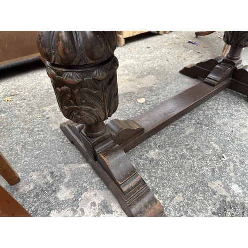 2572 - AN EARLY 20TH CENTURY OAK DRAW-LEAF DINING TABLE ON TWIN-PEDESTAL BULBOUS BASE, 40