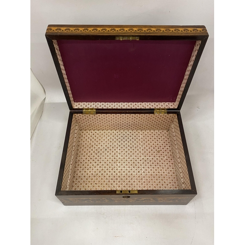 14 - A 19TH CENTURY TUNBRIDGE WARE ROSEWOOD SEWING/WORK BOX WITH FITTED LIFT OUT INTERIOR WITH A HINGED L... 