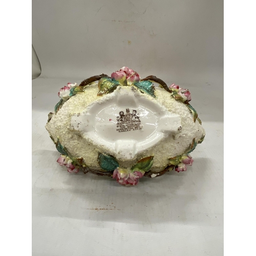 30 - A 19TH CENTURY JOHN BEVINGTON PORCELAIN BASKET WITH FLORAL ENCRUSTED FLOWERS (HAS SOME MINOR CHIPS)