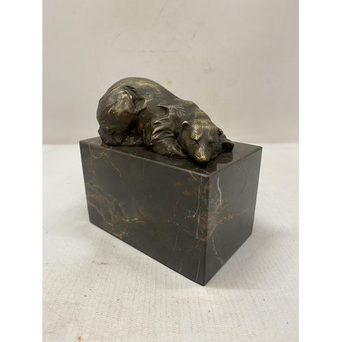 33 - A FIGURE OF A BRONZE BEAR ON A MARBLE BASE