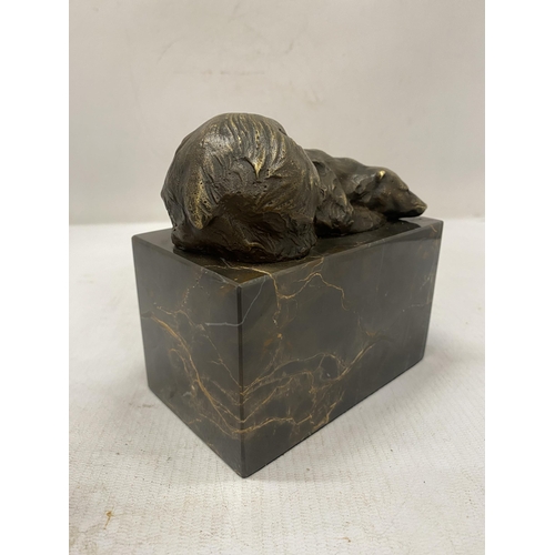 33 - A FIGURE OF A BRONZE BEAR ON A MARBLE BASE