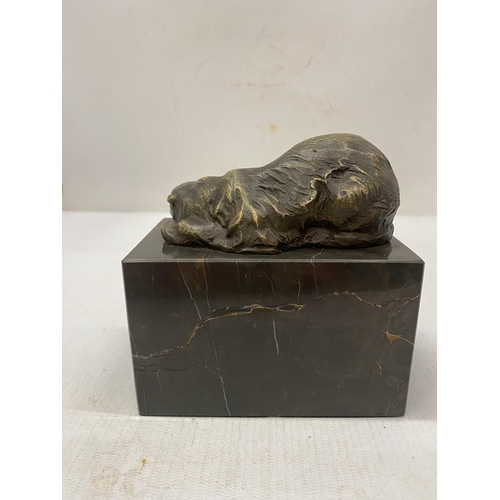 33 - A FIGURE OF A BRONZE BEAR ON A MARBLE BASE