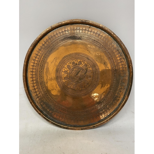 36 - A LARGE ENGRAVED COPPER FEAST SERVING TRAY WITH CONCENTRIC DESIGN - DIAMETER 60 CM