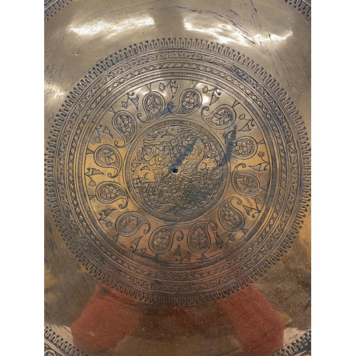 36 - A LARGE ENGRAVED COPPER FEAST SERVING TRAY WITH CONCENTRIC DESIGN - DIAMETER 60 CM