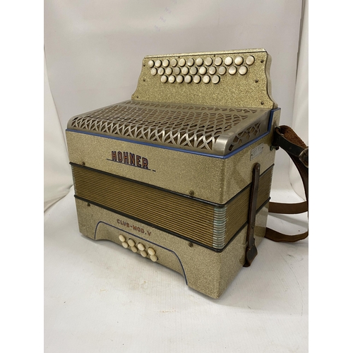 37 - A VINTAGE 1940'S HOHNER CLUB MOV-V STEEL REEDS ACCORDIAN