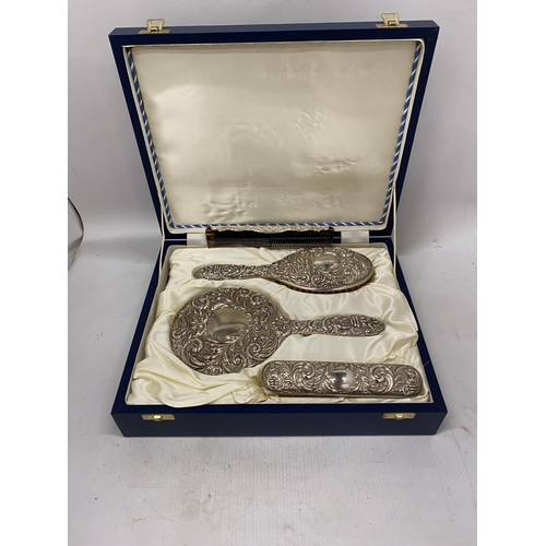 39 - A HALLMARKED BIRMINGHAM BROADWAY AND CO SILVER HAIRBRUSH, MIRROR AND BRUSH SET IN A PRESENTATION BOX