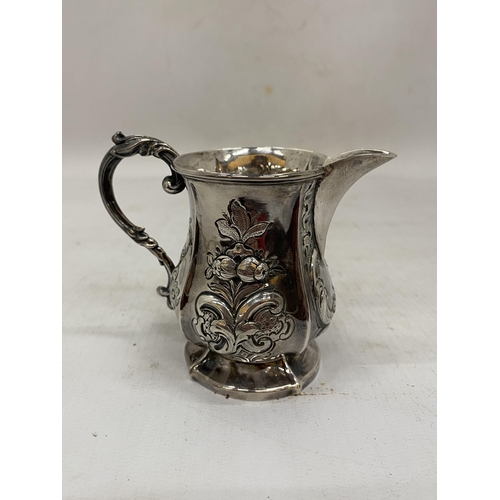 4 - TWO ITEMS OF HALLMARKED SILVER TO INCLUDE A SMALL BON BON DISH AND REPOUSSE FLORAL DESIGN JUG - GROS... 