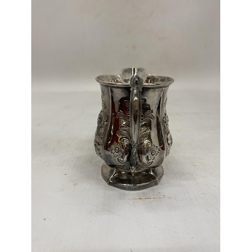 4 - TWO ITEMS OF HALLMARKED SILVER TO INCLUDE A SMALL BON BON DISH AND REPOUSSE FLORAL DESIGN JUG - GROS... 