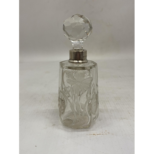 5 - THREE HALLMARKED SILVER AND GLASS ITEMS TO INCLUDE A GLASS PERFUME BOTTLE WITH A SILVER COLLAR, CUT ... 