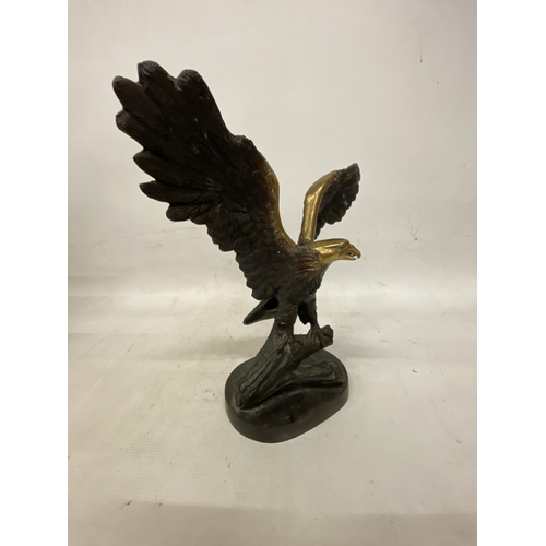 59 - A VINTAGE BRASS EAGLE STATUE BIRD OF PREY ON A BRANCH - 36 CM