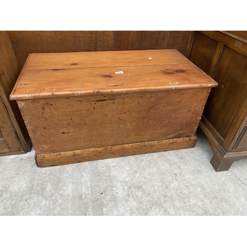 2514 - A VICTORIAN PINE BLANKET CHEST 36