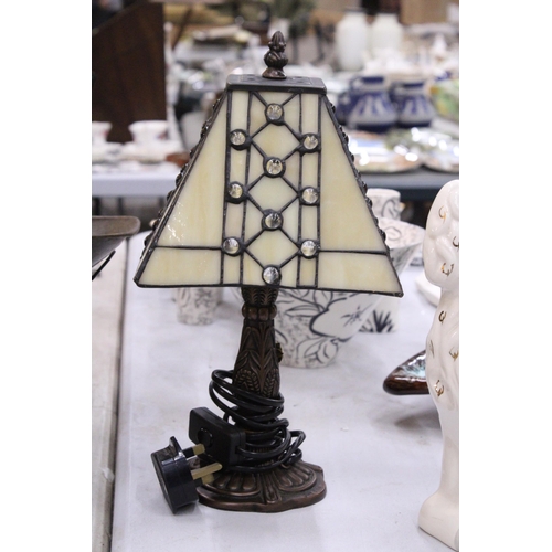 103 - A TIFFANY STYLE TABLE LAMP, HEIGHT APPROX 31CM