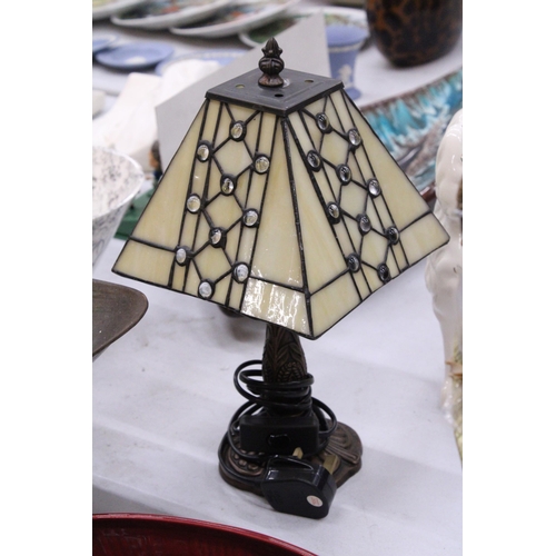 103 - A TIFFANY STYLE TABLE LAMP, HEIGHT APPROX 31CM