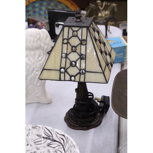 103 - A TIFFANY STYLE TABLE LAMP, HEIGHT APPROX 31CM